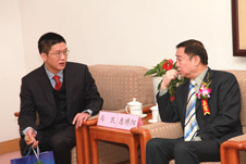 國家質檢總局質量管理司副司長惠博陽在研討會中與中國質量檢驗協會常務理事張明討論相關質量消費維權話題