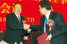 全國政協副主席白立忱(左)向中國質量檢驗協會第三屆理事會副理事長兼秘書長柯振權(右)頒發“協會副理事長”證書