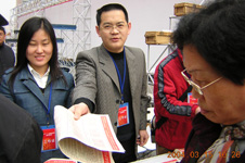 中國質量檢驗協會企業工作部陳平主任在2004年“3.15”咨詢活動現場發放宣傳資料