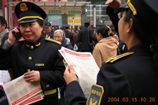 煙草專賣工作人員索取中國質量檢驗協會工作人員散發的2004年“3.15”國際消費者權益日宣傳資料