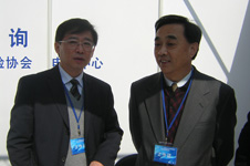 時任國家質檢總局副局長葛志榮和時任質量司司長孫波在2005年“3.15”咨詢活動現場掠影