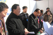 時任國家質檢總局產品質量監督司司長紀正昆在2005年“3.15”咨詢活動現場解答消費者的問題