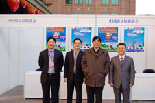 中國質量檢驗協會秘書長企業工作部主任陳平(左二)、主任助理王劍(右一),會員工作部副主任劉輝(左一)在2008年“3.15”國際消費者權益日咨詢活動現場咨詢活動展臺布置完畢后合影留念