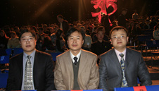 中國質量檢驗協會會員工作部主任楊曉東(中)和副主任劉輝(左)、企業工作部副主任王劍(右)等10名工作人員應邀出席中央電視臺2008年“3.15晚會”
