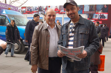 外國消費者在2009年“3.15”咨詢活動現場接受中國質量檢驗協會贈閱的《宣傳手冊》并留影