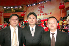 中國質量檢驗協會會員工作部主任楊曉東(中)和副主任劉輝(左)、企業工作部副主任王劍(右)等13名工作人員應邀出席中央電視臺2009年“3.15晚會”