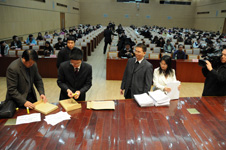 “全國質量知識競賽”復賽考試結束后,國家質檢總局監察局室主任楊學偉(左一)、國家質檢總局質量管理司質量管理處處長殷榮伍(右二)、中國質量檢驗協會秘書長助理張明(左二)對復賽答題卡進行現場封存