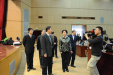 “全國質量知識競賽”活動得到國家質檢總局高度重視,時任國家質檢總局局長王勇(左三)、時任國家質檢總局副局長支樹平(右二)、黨組成員兼紀檢組長王煒(左二)前往復賽現場進行巡視和慰問。中國質量檢驗協會秘書長助理張明(左一)陪同