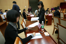 中國質量檢驗協會監考工作人員在復賽考場發放試卷