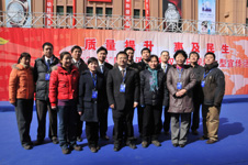 中國質量檢驗協會秘書長助理張明(二排右四)、綜合部主任李曉光(二排右一)、企業工作部主任陳平(二排右二)、會員工作部主任楊曉東(二排左四)、防偽中心主任王成村(一排右一)、會員工作部副主任王劍(一排右三)和工作人員王秀果、張東紅、張勇、劉軍、賈麗、吳艷在2010年“3.15”咨詢活動現場合影留念