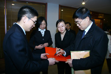 國家質檢總局總工程師張綱(右一)為“全國質量知識競賽”決賽活動簽名留念