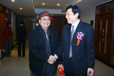 時任國家質檢總局黨組成員、中國國家認證認可監督管理委員會主任孫大偉(右一)親切接見時任中國質量檢驗協會會長李保國(左一)