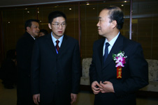 國家質檢總局黨組成員兼紀檢組長王煒(右一)在決賽錄播活動現場聽取中國質量檢驗協會秘書長助理張明(左一)關于“全國質量知識競賽”決賽節目錄播籌備情況的匯報