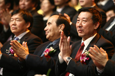 全國政協副主席阿不來提·阿不都熱西提(左二)、時任國家質檢總局局長王勇(右一)、工業和信息化部副部長婁勤儉(左一)為選手們的精彩表演而鼓掌慶賀