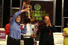 由中國質量檢驗協會負責組隊參賽的消費者代表隊一路過關斬將,在決賽中以總分825分的優異成績勇奪冠軍。圖為全國政協副主席阿不來提·阿不都熱西提(右一)為消費者代表隊頒發“全國質量知識競賽”總決賽一等獎獎杯