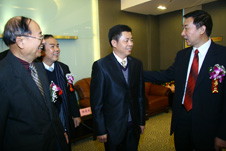 時任國家質檢總局局長王勇在貴賓室親切接見“全國質量知識競賽”活動優秀組織單位的兩位企業代表廣東名臣有限公司陳勤發總經理和重慶紅九九食品有限公司總經理黃萬明