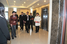 時任國家質檢總局質量管理司司長孫波(右二)、辦公廳副主任朱守鈞(右一)、中國質量檢驗協會秘書長助理張明(右四)陪同時任國家質檢總局局長王勇(右三)來到“全國質量知識競賽”決賽活動錄制現場