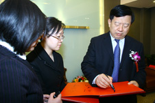 國家質檢總局副局長魏傳忠(右一)為“全國質量知識競賽”決賽活動簽名留念