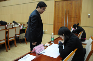 中國質量檢驗協會會員工作部副主任劉輝在“全國質量知識競賽”復賽現場監考