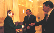 時任國家質檢總局局長王勇向全國政協副主席李金華介紹時任中國質量檢驗協會會長李保國