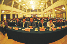 與會代表認真聽取領導們的講話