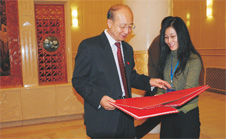 時任國家質檢總局副局長支樹平瀏覽嘉賓題名簿