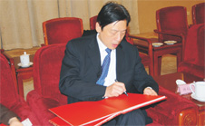 時任國家質檢總局黨組成員、中國國家認證認可監督管理委員會主任孫大偉現場題名