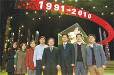 中國質量檢驗協會會員工作部主任楊曉東(右三)、防偽中心主任王成村(右一)、會員工作部副主任劉輝(右二)、會員工作部副主任王劍(右四)及工作人員應邀參加中國中央電視臺2010年“3.15晚會”