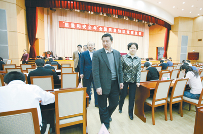 2009年12月15日,“質量和安全年”全國質量知識競賽復賽在京舉行,時任國家質檢總局局長王勇、時任國家質檢總局副局長支樹平、黨組成員王煒、總工程師張綱等到“全國質量知識競賽”復賽考場巡查