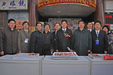 國家質檢總局總工程師張綱(一排右三)在2010年“3.15”咨詢活動現場親切接見協會工作人員