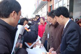 中國質量檢驗協會秘書長助理張明(右二)、會員工作部主任楊曉東(右一)在2010年“3.15”咨詢活動現場向消費者發放由中國質量檢驗協會編輯的《3.15宣傳手冊》